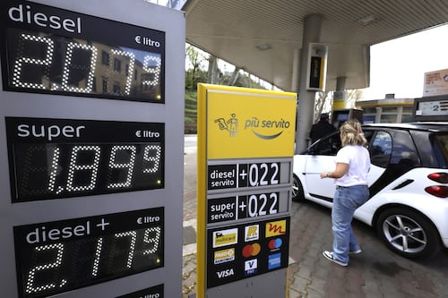 Prezzi benzina, si abbassano le medie alla pompa. Giù pure il gasolio
