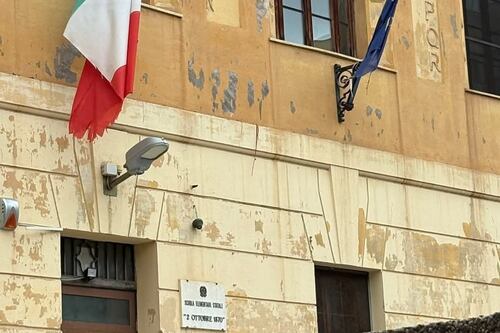 Tricolore nascosto, strappato, sbiadito: così s'arrende a scuola