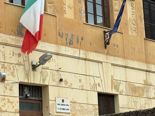 Tricolore nascosto, strappato, sbiadito: così s'arrende a scuola