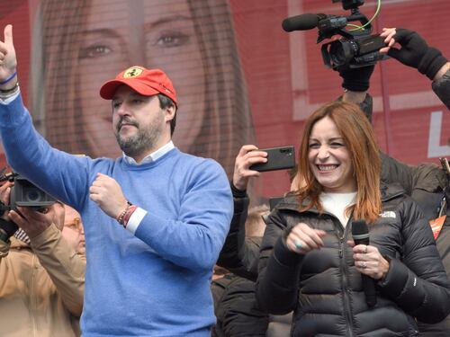 Salvini strappa la piazza alle Sardine. A Bibbiano vince la Lega