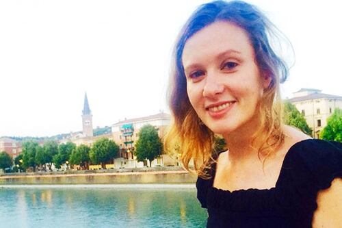 Diplomatica britannica di 30 anni violentata e strangolata in strada. Arrestato un uomo