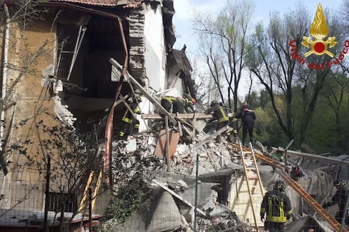 Roma, crolla una palazzina: estratta viva una persona. Ipotesi fuga di gas