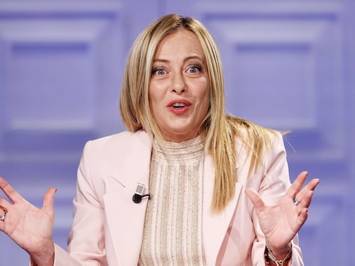 Financial Times, scivolone su Meloni: "Luna di miele finita" e cita solo ex del Pd