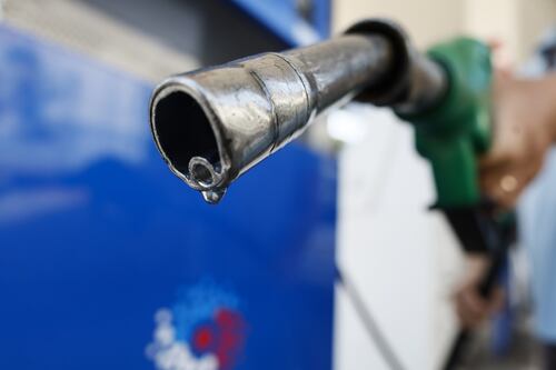 Prezzi benzina, scendono ancora le medie alla pompa: tutti i dati