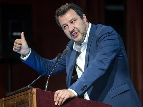 Razzismo su giovani e discoteche: Matteo Salvini spara a zero sul Governo e appoggia le proteste