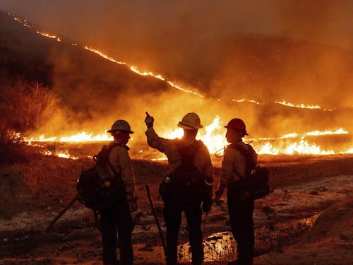 Los Angeles continua a bruciare e il bilancio sale a 10 vittime