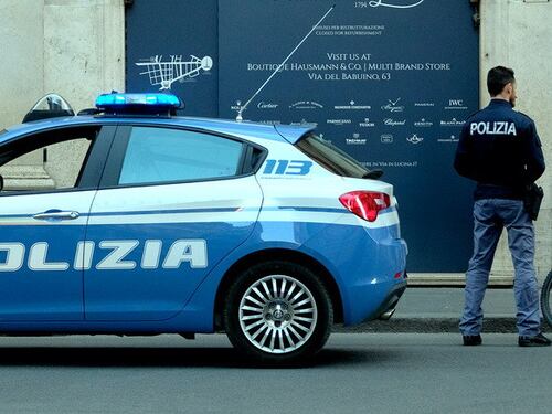 Taglia le gomme alla volante con i poliziotti a bordo, arrestato a via del Corso. Aveva pure una molotov