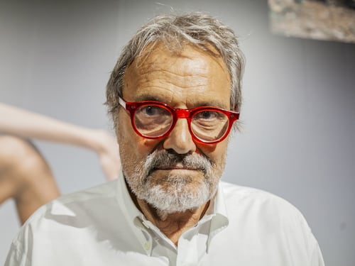 Toscani esagera su Meloni: “È volgare”. Poi loda Schlein: sempre benvestita
