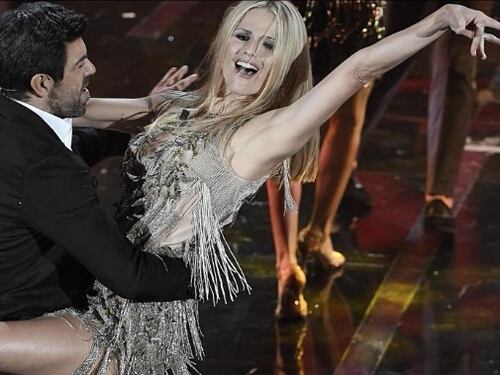Sanremo, Michelle Hunziker balla "Despacito" avvinghiata a Favino. E Trussardi polemizza