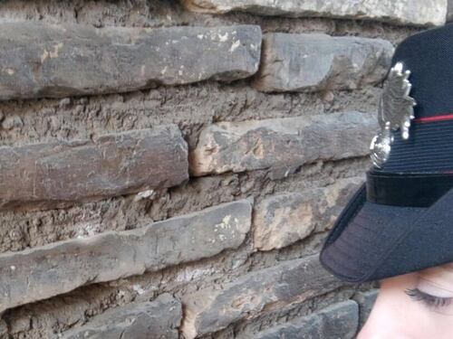 Sfregia il Colosseo con una moneta, la turista denunciata è una vigilessa francese