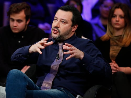 Salvini: "Maduro è un delinquente". E Guaidò attacca Di Battista: "Non sa cosa succede qui"