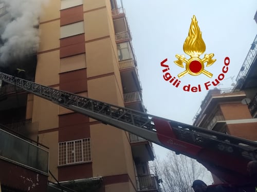 Va a fuoco appartamento al quinto piano. Palazzina evacuata