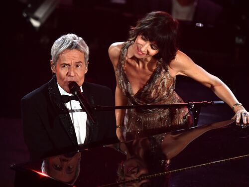 Bocelli conquista l'Ariston. Bisio scherza su Baglioni: "Sovversivo"
