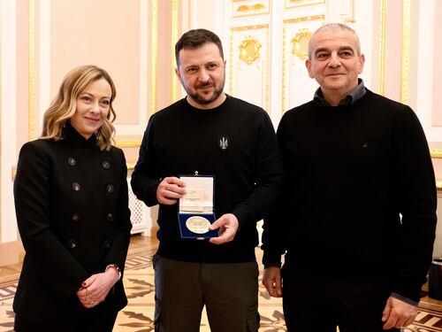 Meloni dona a Zelensky la medaglia dedicata a "Due anni di resistenza Ucraina"