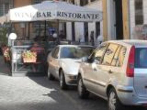 Piazza Mignanelli, sull'isola pedonale nuove strisce gialle