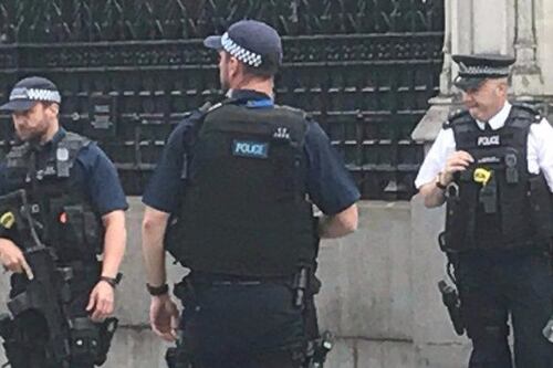 Newcastle, auto sulla folla davanti a una moschea. La polizia: non è terrorismo