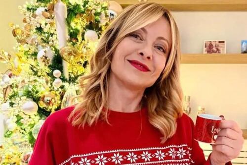 Gli auguri di Natale di Giorgia Meloni con la tazzina di caffè in mano
