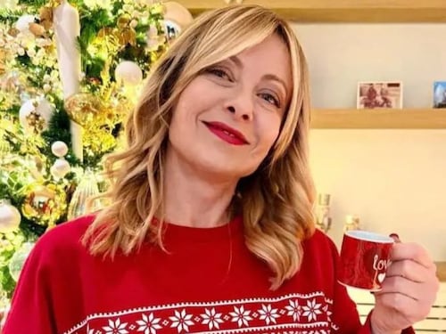 Gli auguri di Natale di Giorgia Meloni con la tazzina di caffè in mano