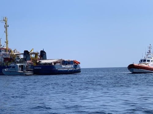 La Finanza sale a bordo della Sea Watch. Il piano di Carola per far sbarcare i migranti