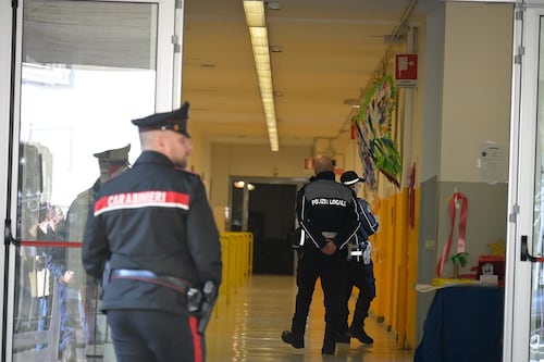 Bergamo, studente accoltella professoressa nei corridoi della scuola. È grave