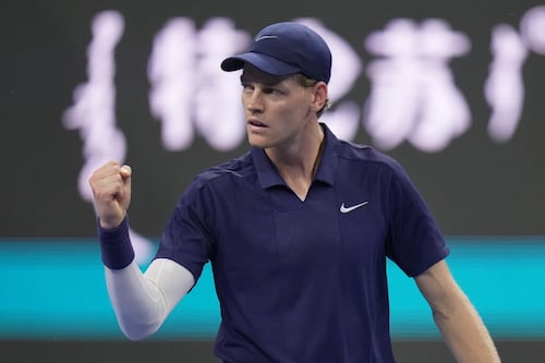 Tennis, Sinner soffre ma supera Atmane e vola ai quarti a Pechino. Musetti si scusa con i cinesi
