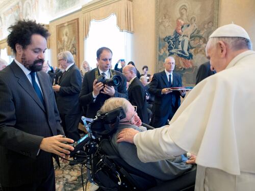 Dimesso dal Gemelli lo scienziato Stephen Hawking