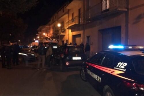 Uccide la moglie a coltellate davanti alle figlie piccole
