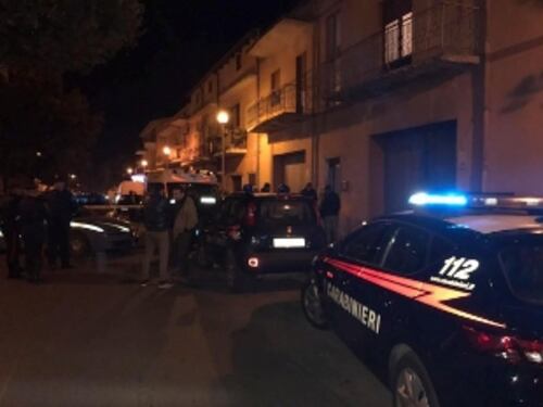 Uccide la moglie a coltellate davanti alle figlie piccole
