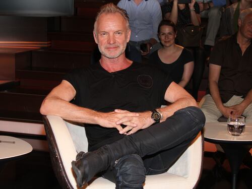 Sting cena a Roma con la moglie. Così s'infuriano coi fan