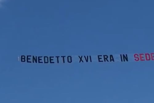 Cosa c'è dietro i messaggi su Benedetto XVI che sorvolano le spiagge italiane