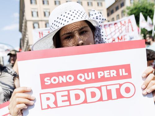 Reddito di cittadinanza, protesta a Napoli e insulti a Meloni. Lei replica: “Non si torna indietro”