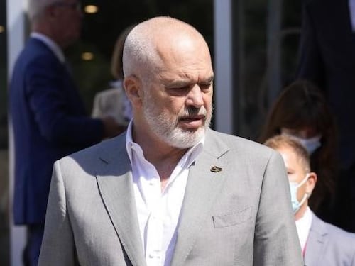 "Questo è un maschio vero" Vittorio Sgarbi si esalta per Edi Rama, così imbarazza i nostri politici