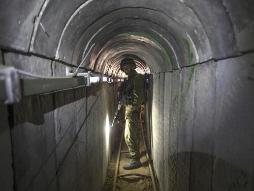 Israele, Gaza accerchiata e raid sui tunnel di Hamas: "Comandanti eliminati"