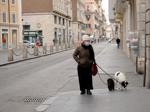 Dopo le 22 non si può uscire col cane. Il Dpcm Conte crea il dramma di Fido