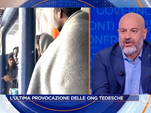 Migranti, Paragone sbotta: "Delinquente politico". La sinistra si avventa su Cutro