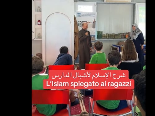 Islam, altri bambini a lezione in moschea. Insorge la Lega: "Inaccettabile indottrinamento dei più piccoli"