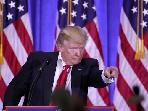 "Armi agli insegnanti". Bufera su Donald