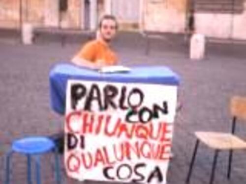 Ragazzo con banchetto "parla gratis con tutti"