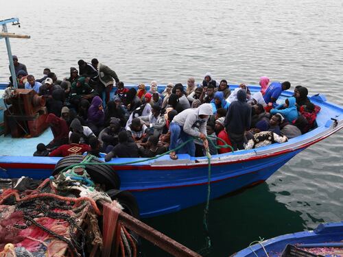 Migranti, la Ue cerca di fermare la strage: altre motovedette alla Libia