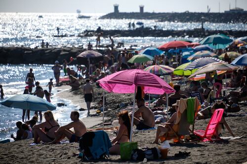 Niente distanziamento, chiuso stabilimento balneare a Ostia