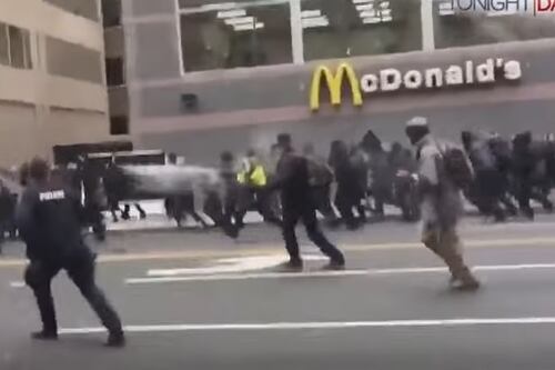 Trump si insedia, scontri e 100 arresti a Washington