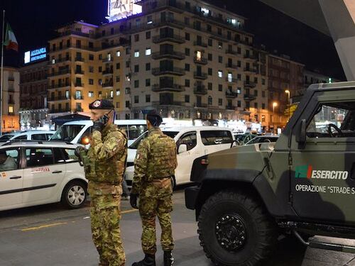 Tenta di buttare il figlio neonato nella spazzatura, bebè salvato dai militari dell'Esercito