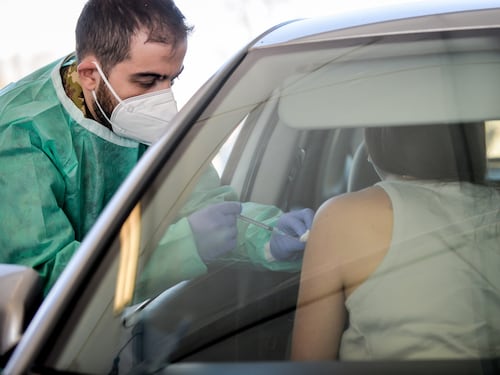 La variante Omicron dilaga. Le acque reflue lo confermano: positivo un campione su tre