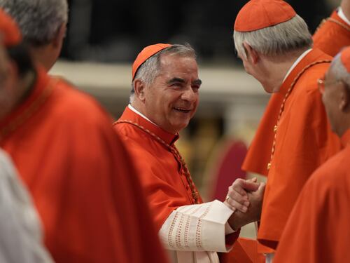 Imbarazzo dei cardinali nel rivedere Becciu