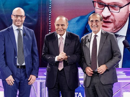 “Lorenzo Fontana e Ignazio La Russa impiccati”. Il gesto choc degli studenti con i manichini