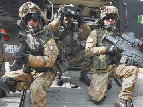 Difesa, ecco il super-militare del futuro: mimetica hi-tech e device sanitari