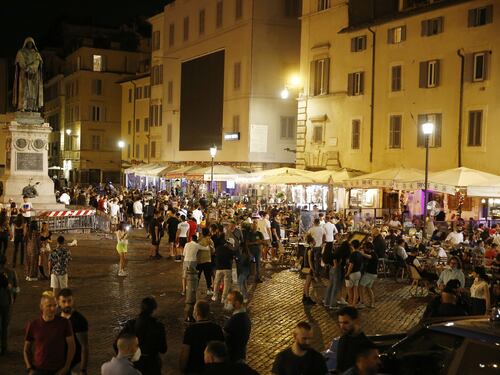 Covid, 28 morti: Italia zona bianca (quasi tutta) e senza coprifuoco da lunedì. La scelta sulla mascherina