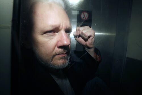 Julian Assange, chi è il fondatore di Wikileaks: la carriere e la storia delle accuse