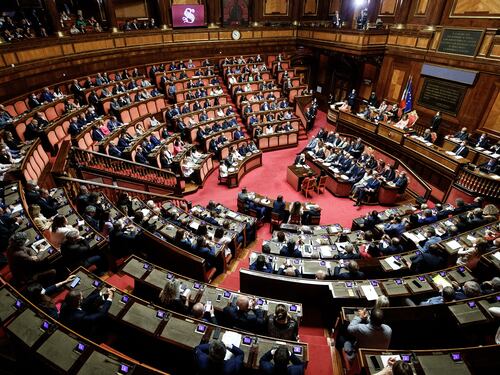 Pensioni, il governo è caduto ma il vitalizio dei parlamentari è salvo