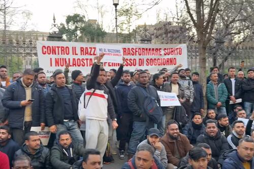 Protesta dei bengalesi: "Dateci il permesso di soggiorno". Anche senza lavoro